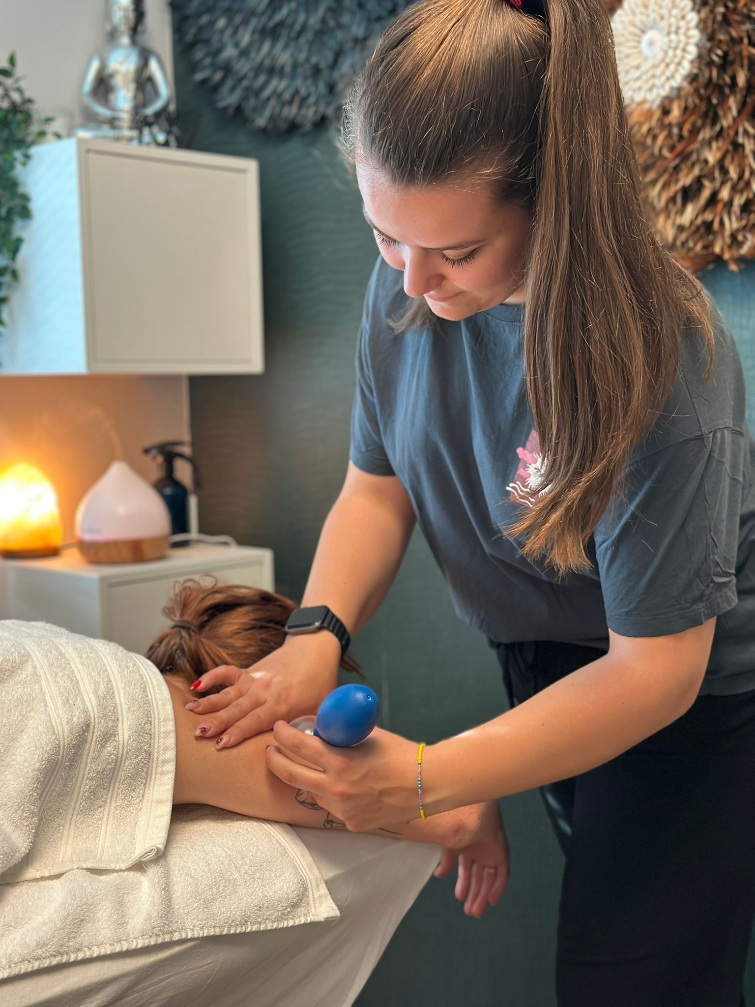 Professionele cupping therapie behandeling met glazen cups bij Beaubo Oosterhout