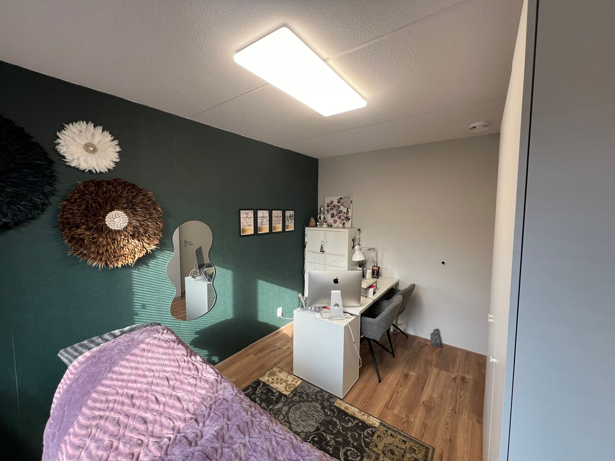 Een sfeervolle hoek van de behandelkamer bij Beaubo in Oosterhout, perfect voor gezichtsverzorging